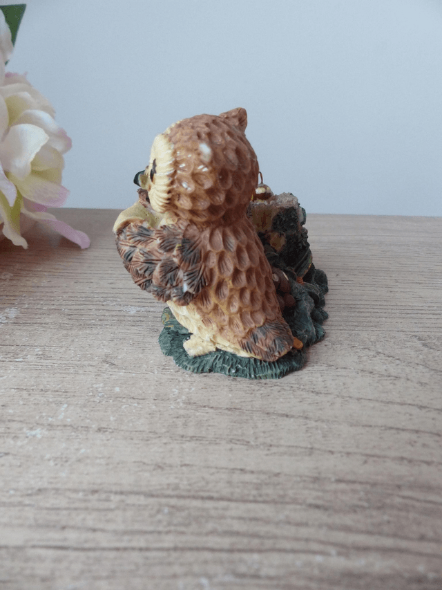 Figurine chouette savante professeur avec son bébé caché dans le tronc d'arbre, chouette dans la forêt décoration, cadeau enfant, enseignant