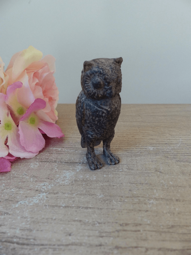 Petite statuette chouette en métal sculpté vintage, Figurine chouette marron debout décoration intérieure collection chouettes oiseaux