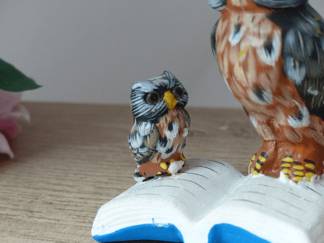 Figurines chouettes savantes sur livre peintes main, cadeau enseignant, professeur, maman, souvenir lecture conte du soir, cadeau fête mère