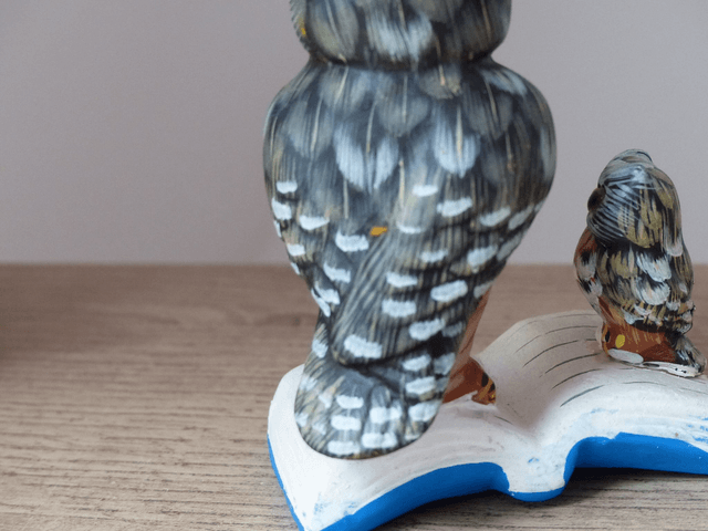 Figurines chouettes savantes sur livre peintes main, cadeau enseignant, professeur, maman, souvenir lecture conte du soir, cadeau fête mère