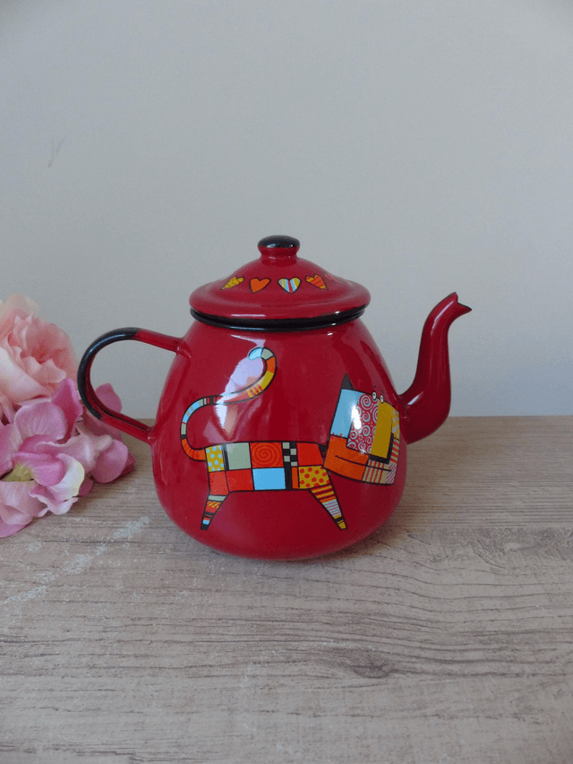 Ensemble théière et deux mugs en acier émaillé rouge, théière motif chats amusants avec un couvercle coeurs, cadeau, décoration cuisine