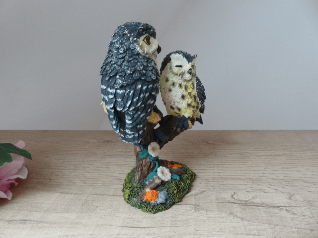 Figurine Couple de Chouettes Hiboux Complices Amis Faisant un Clin d'Oeil Résine Vintage H 15 cm, Collection Amoureux des Chouettes