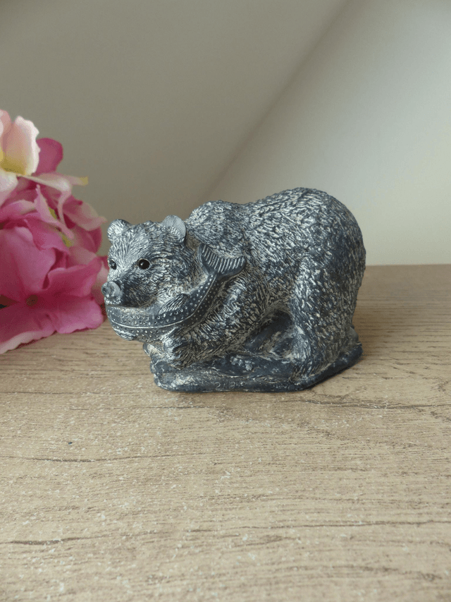 Sculpture d'ours attrapant un poisson, pierre de savon Wolf Original, collection animaux art inuit