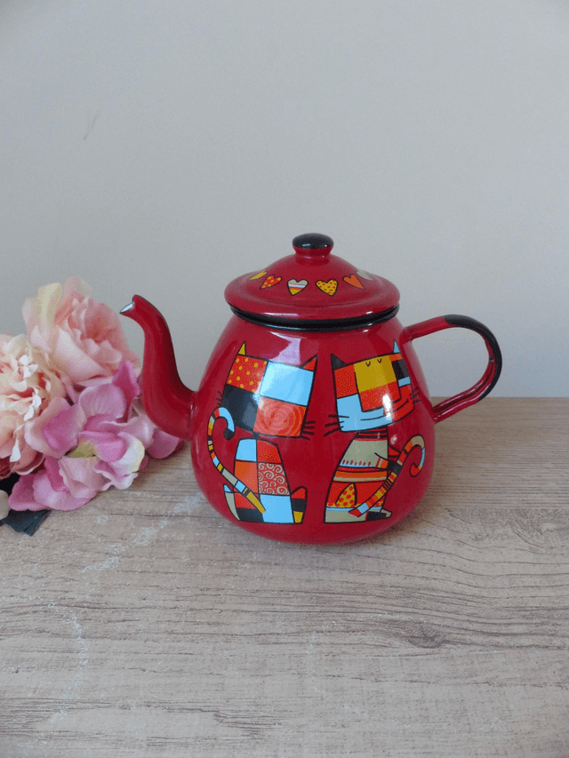 Ensemble théière et deux mugs en acier émaillé rouge, théière motif chats amusants avec un couvercle coeurs, cadeau, décoration cuisine