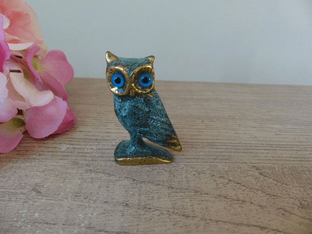 Figurine miniature hibou en laiton aux yeux bleus, petit hibou sculpture d'art grec symbole de la sagesse, animal en laiton porte-bonheur
