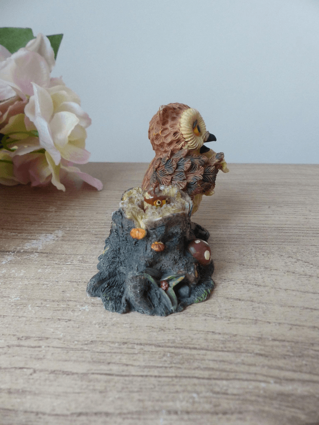 Figurine chouette savante professeur avec son bébé caché dans le tronc d'arbre, chouette dans la forêt décoration, cadeau enfant, enseignant