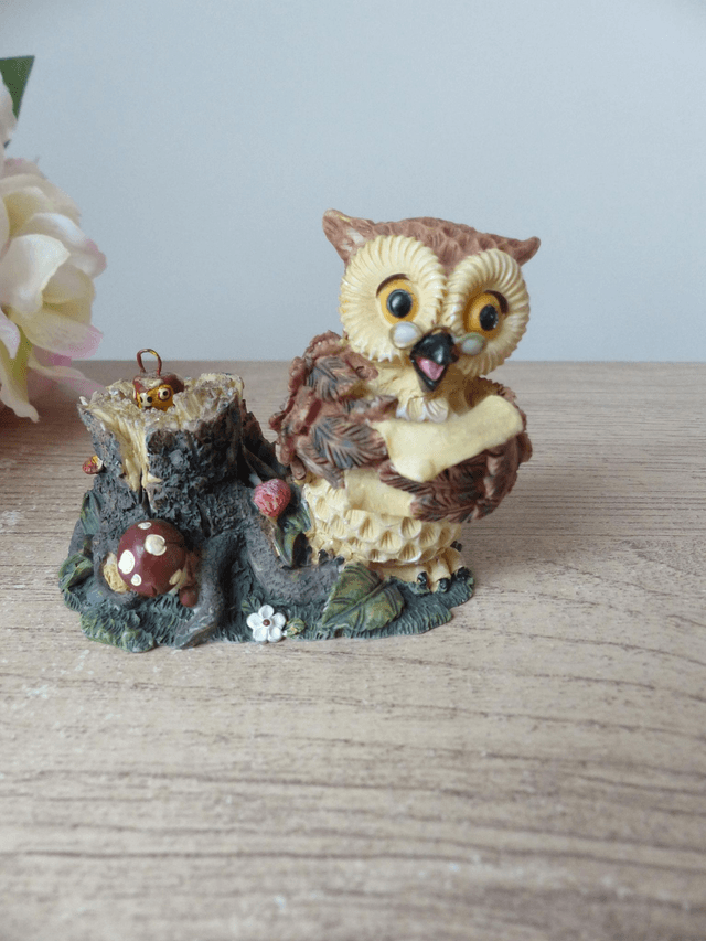 Figurine chouette savante professeur avec son bébé caché dans le tronc d'arbre, chouette dans la forêt décoration, cadeau enfant, enseignant