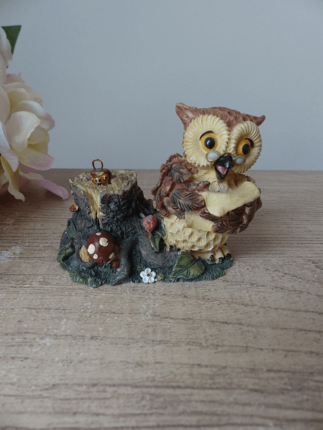 Figurine chouette savante professeur avec son bébé caché dans le tronc d'arbre, chouette dans la forêt décoration, cadeau enfant, enseignant