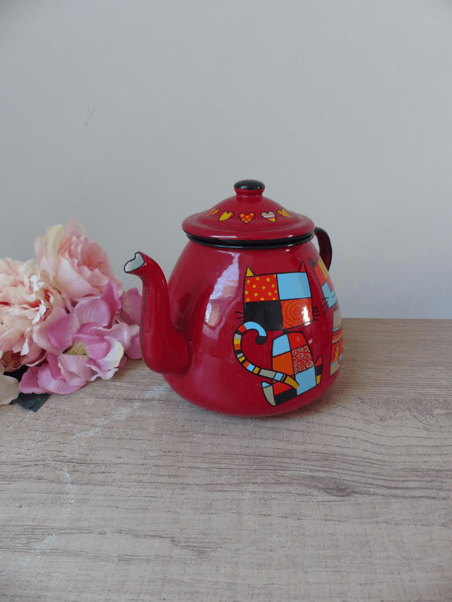 Ensemble théière et deux mugs en acier émaillé rouge, théière motif chats amusants avec un couvercle coeurs, cadeau, décoration cuisine