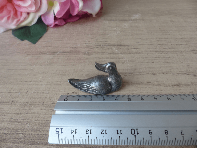 Miniature Canard Tête Tournée en Etain, Collection Michel Laude, Fabrication Française Artisanale, Collection Animal Oiseau Canard en Etain