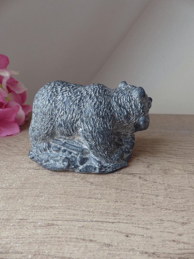 Sculpture d'ours attrapant un poisson, pierre de savon Wolf Original, collection animaux art inuit