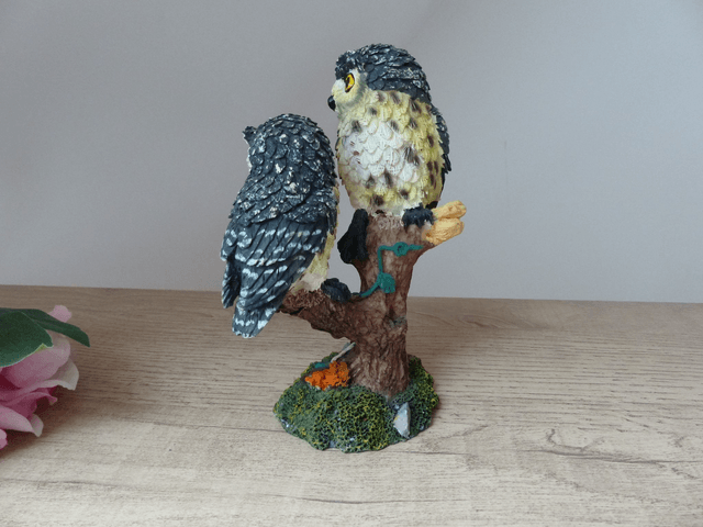 Figurine Couple de Chouettes Hiboux Complices Amis Faisant un Clin d'Oeil Résine Vintage H 15 cm, Collection Amoureux des Chouettes