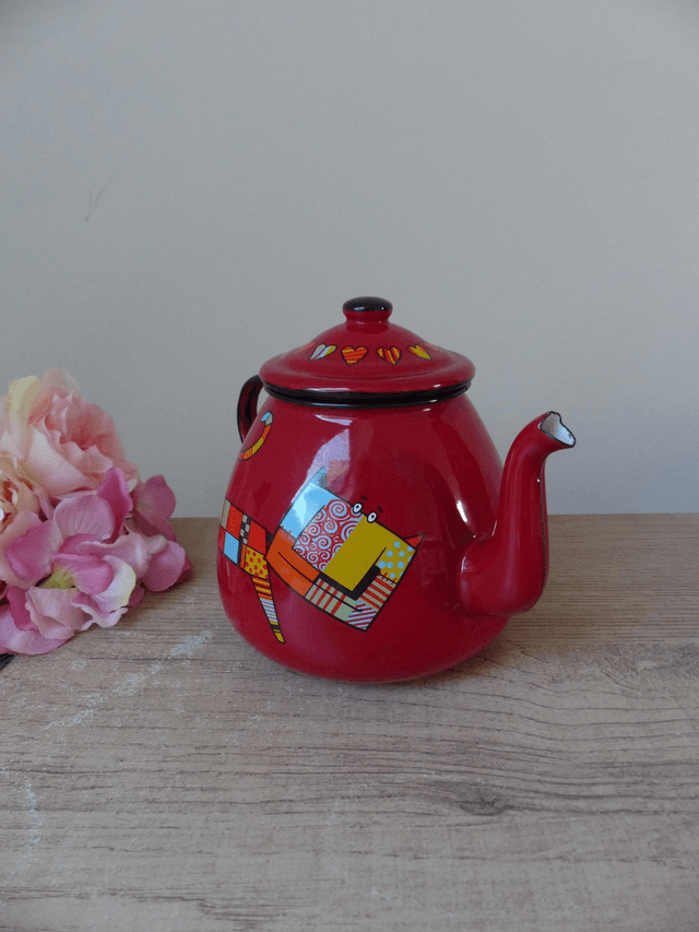 Ensemble théière et deux mugs en acier émaillé rouge, théière motif chats amusants avec un couvercle coeurs, cadeau, décoration cuisine
