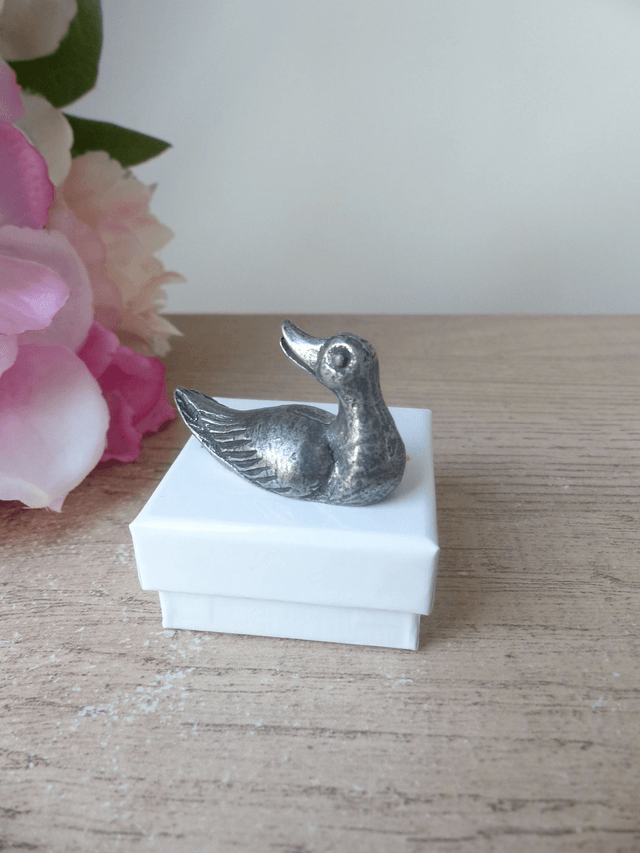 Miniature Canard Tête Tournée en Etain, Collection Michel Laude, Fabrication Française Artisanale, Collection Animal Oiseau Canard en Etain
