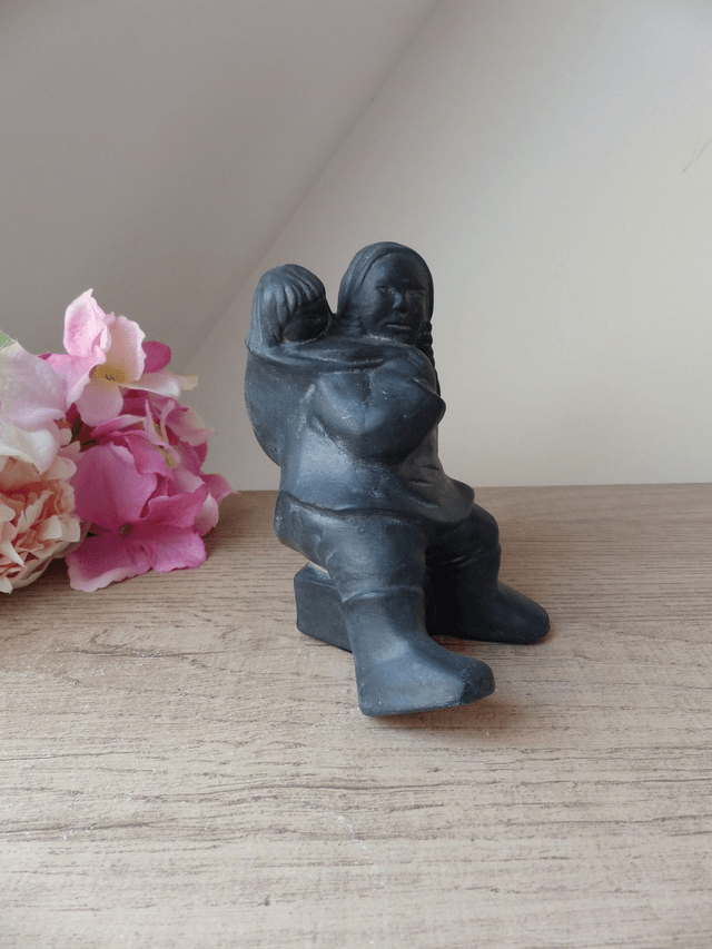 Vintage Sculpture Inuit Esquimau Maman avec son Enfant Canada, Figurine Canadienne en Résine Noire, Cadeau pour une maman