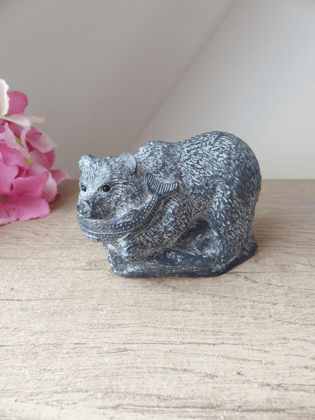 Sculpture d'ours attrapant un poisson, pierre de savon Wolf Original, collection animaux art inuit