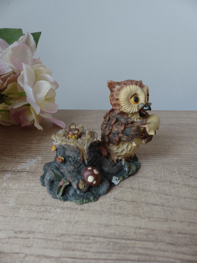 Figurine chouette savante professeur avec son bébé caché dans le tronc d'arbre, chouette dans la forêt décoration, cadeau enfant, enseignant