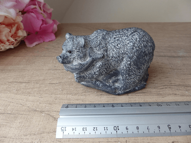 Sculpture d'ours attrapant un poisson, pierre de savon Wolf Original, collection animaux art inuit