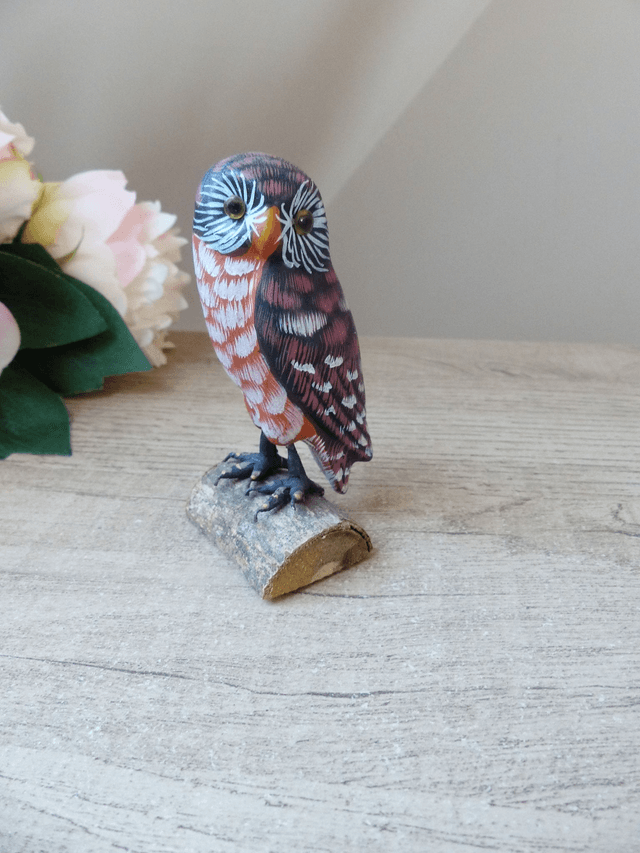 Ancienne petite statuette chouette hibou sculptée en bois et peinte à la main sur socle écorce de bois, chouette décorative en bois Vintage