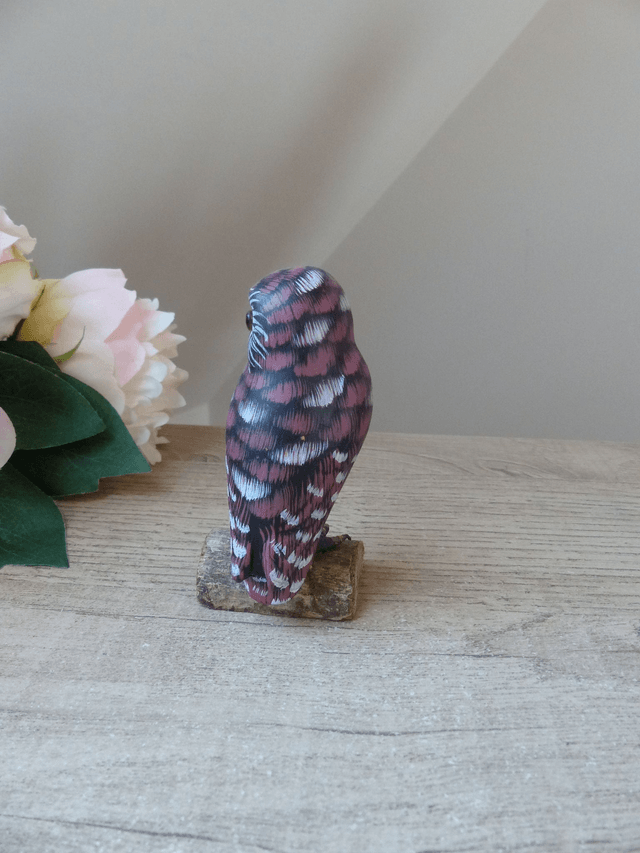 Ancienne petite statuette chouette hibou sculptée en bois et peinte à la main sur socle écorce de bois, chouette décorative en bois Vintage