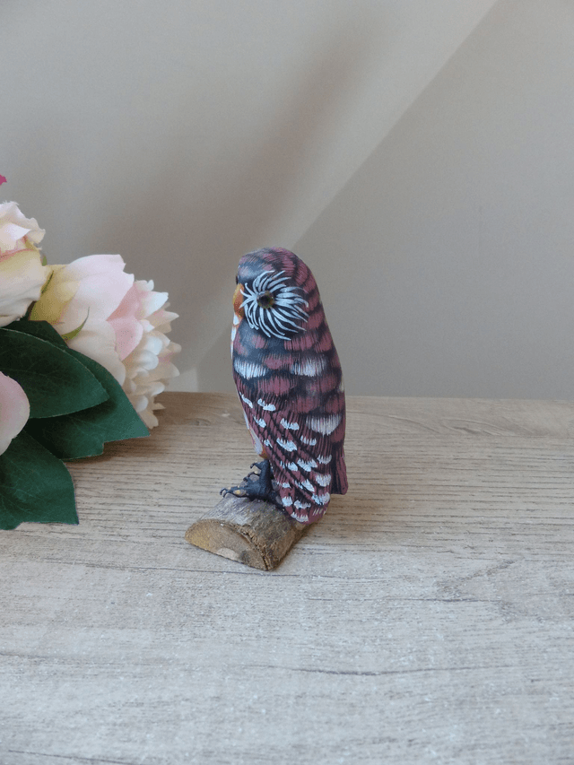 Ancienne petite statuette chouette hibou sculptée en bois et peinte à la main sur socle écorce de bois, chouette décorative en bois Vintage