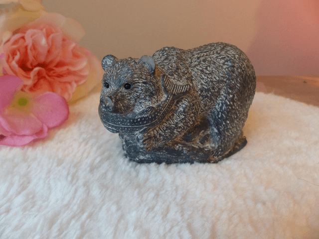 Sculpture d'ours attrapant un poisson, pierre de savon Wolf Original, collection animaux art inuit