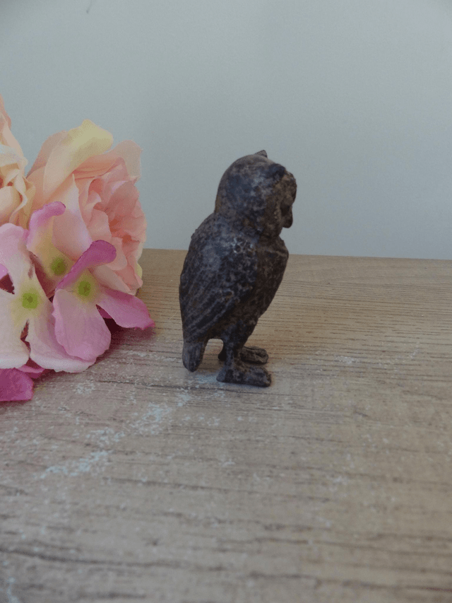 Petite statuette chouette en métal sculpté vintage, Figurine chouette marron debout décoration intérieure collection chouettes oiseaux