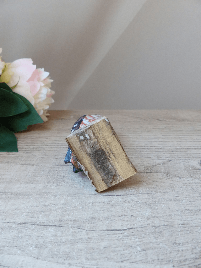 Ancienne petite statuette chouette hibou sculptée en bois et peinte à la main sur socle écorce de bois, chouette décorative en bois Vintage