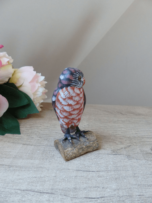 Ancienne petite statuette chouette hibou sculptée en bois et peinte à la main sur socle écorce de bois, chouette décorative en bois Vintage