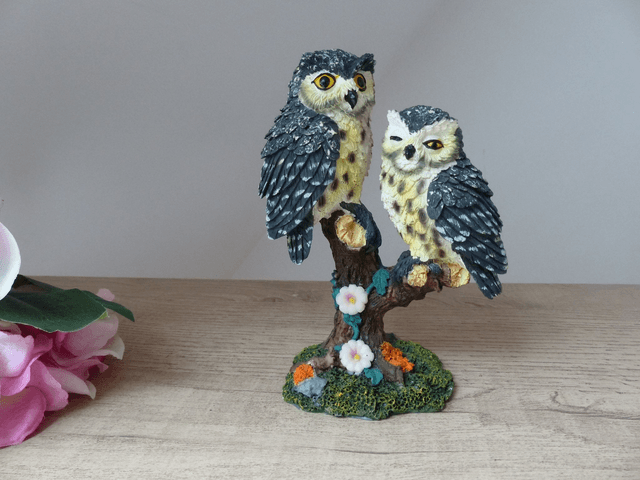 Figurine Couple de Chouettes Hiboux Complices Amis Faisant un Clin d'Oeil Résine Vintage H 15 cm, Collection Amoureux des Chouettes