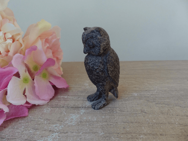 Petite statuette chouette en métal sculpté vintage, Figurine chouette marron debout décoration intérieure collection chouettes oiseaux