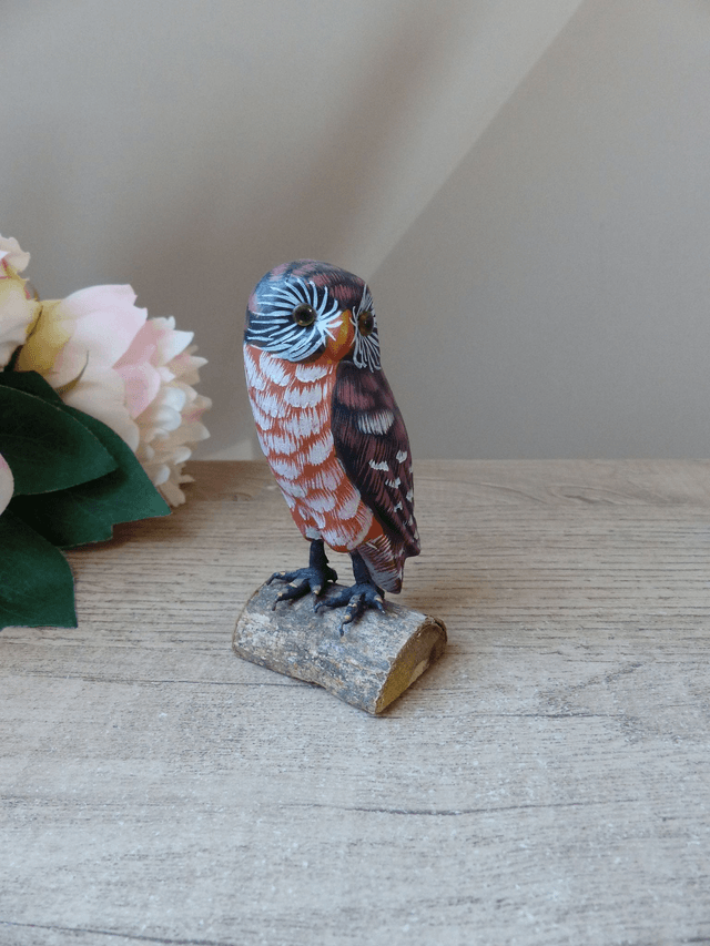 Ancienne petite statuette chouette hibou sculptée en bois et peinte à la main sur socle écorce de bois, chouette décorative en bois Vintage