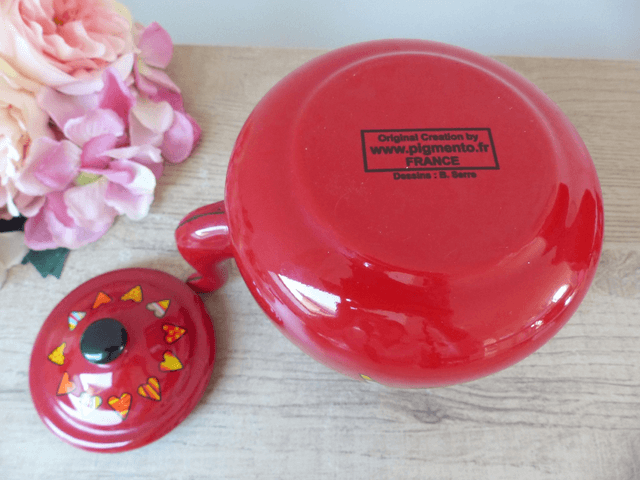 Ensemble théière et deux mugs en acier émaillé rouge, théière motif chats amusants avec un couvercle coeurs, cadeau, décoration cuisine