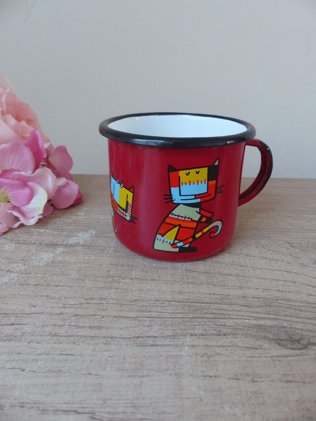 Ensemble théière et deux mugs en acier émaillé rouge, théière motif chats amusants avec un couvercle coeurs, cadeau, décoration cuisine