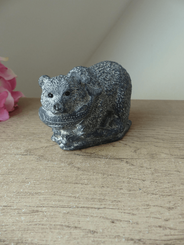 Sculpture d'ours attrapant un poisson, pierre de savon Wolf Original, collection animaux art inuit