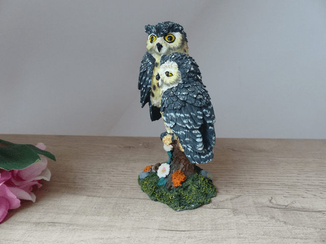 Figurine Couple de Chouettes Hiboux Complices Amis Faisant un Clin d'Oeil Résine Vintage H 15 cm, Collection Amoureux des Chouettes