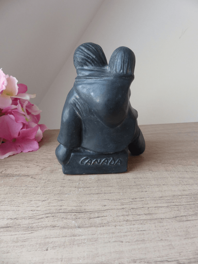 Vintage Sculpture Inuit Esquimau Maman avec son Enfant Canada, Figurine Canadienne en Résine Noire, Cadeau pour une maman