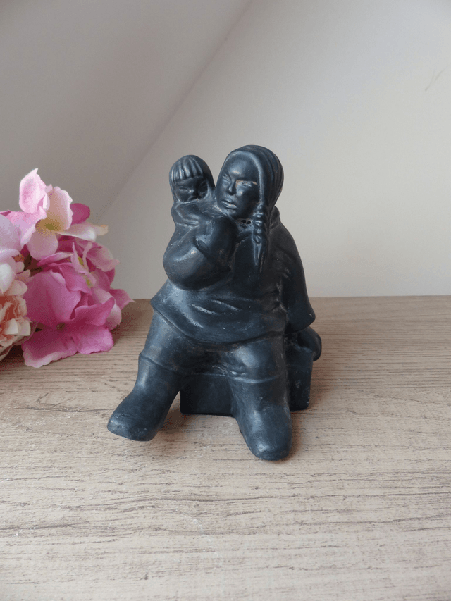 Vintage Sculpture Inuit Esquimau Maman avec son Enfant Canada, Figurine Canadienne en Résine Noire, Cadeau pour une maman