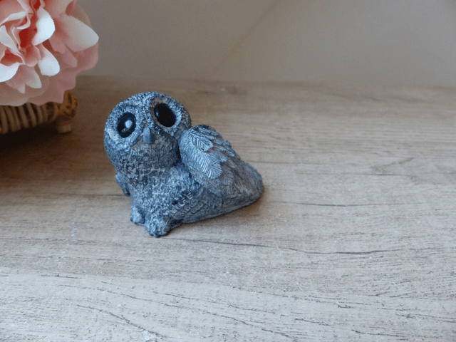 Vintage Sculpture d'une Petite Chouette en Pierre de Savon Blanche et Noire Edmund Wolf Fait au Canada