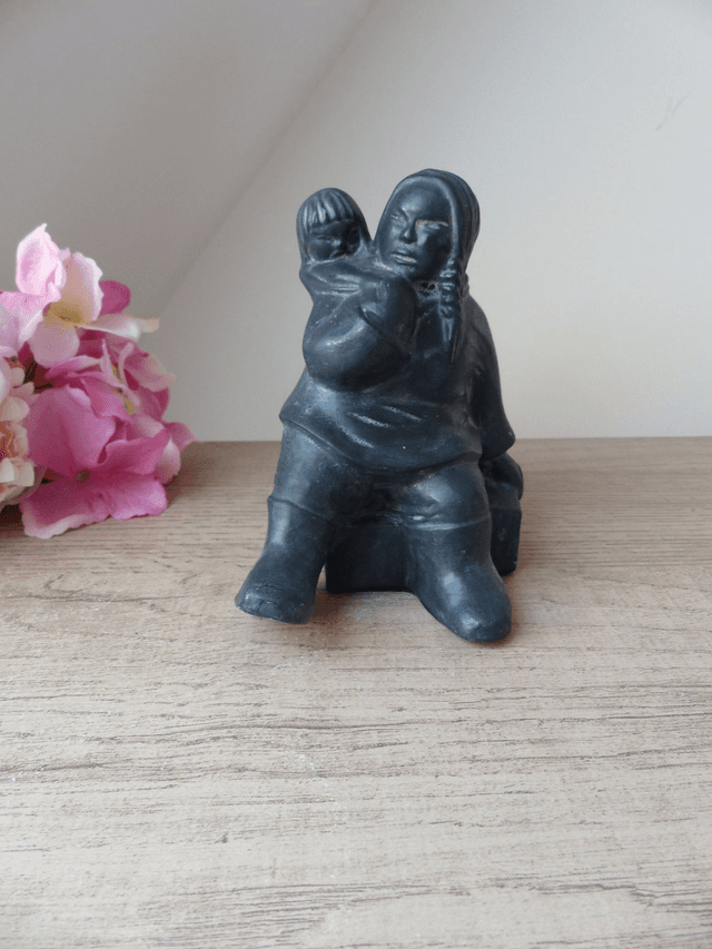 Vintage Sculpture Inuit Esquimau Maman avec son Enfant Canada, Figurine Canadienne en Résine Noire, Cadeau pour une maman