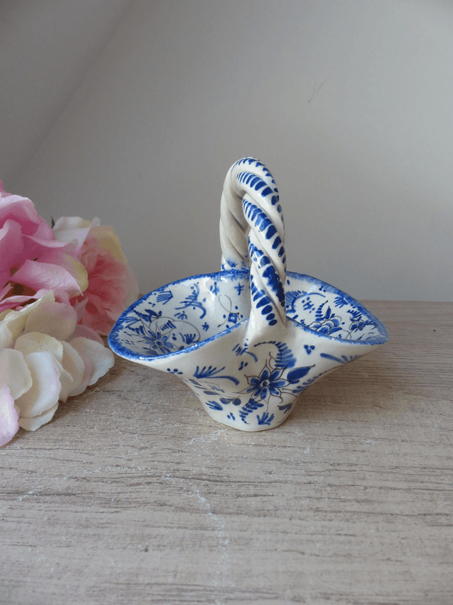 Petit panier vide poche en céramique avec anse torsadé signé desvres, vide poche blanc peint à la main avec fleurs bleues, décoration maison