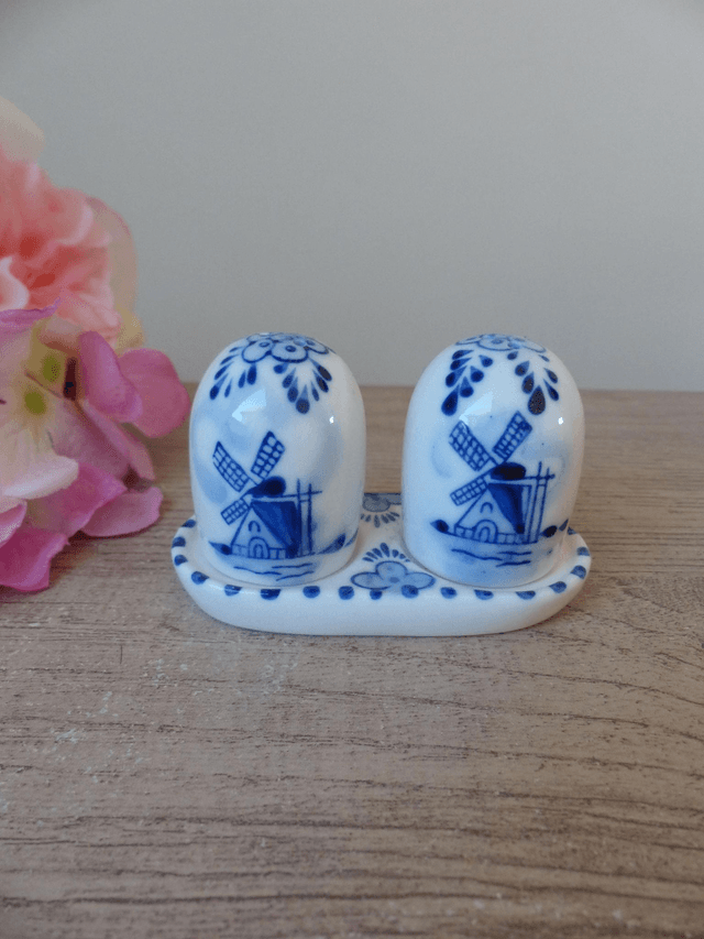 Ensemble Salière et Poivrière Minimaliste avec Plateau Décor Moulins et Fleurs Bleu Indigo Porcelaine, Set assaisonnement Décoration Table
