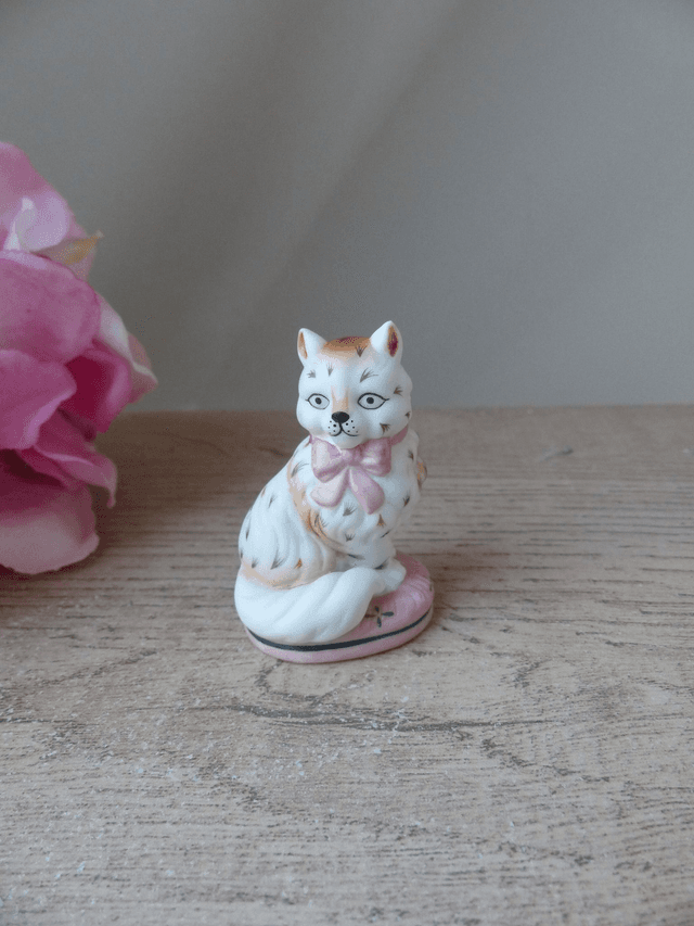 Figurine Chat Staffordshire Franklin Mint 1986, Figurine vintage de chat assis en porcelaine avec ruban rose, Curio Cabinet Cats