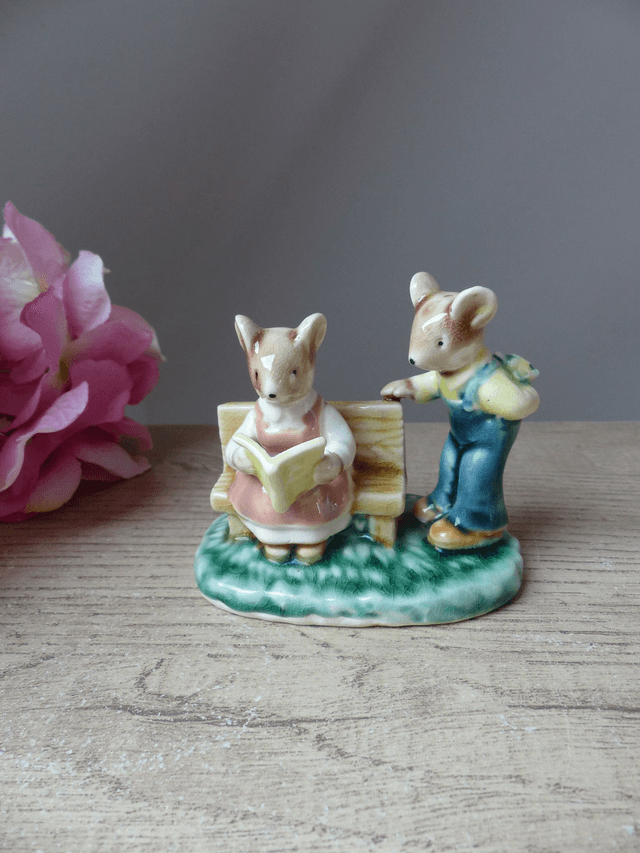 Figurine Couple de Lapins en Céramique Emaillée, Lapins dans un Parc, Figurine Lapins Décoration Cadeau Couple d&#039;Amoureux,