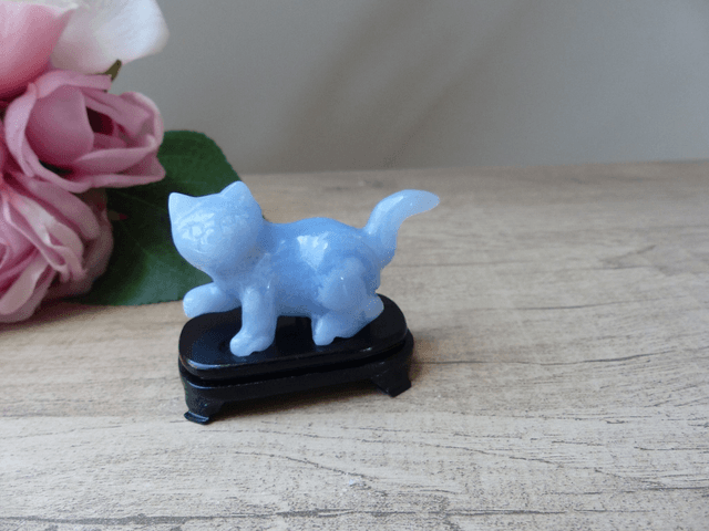 Sculpture chat bleu, figurine miniature en pâte de verre sur socle en bois, chat décoration, cadeau miniature animal chat collection vitrine