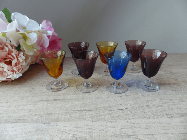 Ensemble de sept verres à porto colorés, verre à porto, verre à rhum décoration vintage