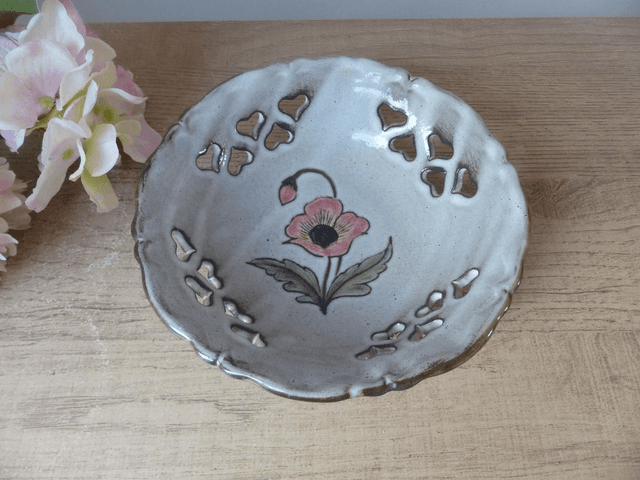Petite coupe panier en céramique ajourée de coeurs et coquelicots fabrication artisanat Vallauris France, Décoration maison bohème champêtre