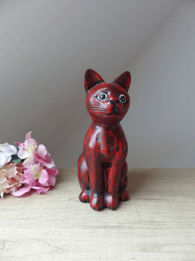 Statue chat assis rouge sculpté et peint main, sculpture de chat en bois teinté rouge, figurine chat décoration cadeau amoureux des chats