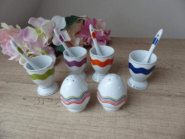 Ensemble de 4 coquetiers avec cuillères, salière et poivrière en forme d&#039;oeufs, service petit déjeuner coquetiers céramique colorés vintage