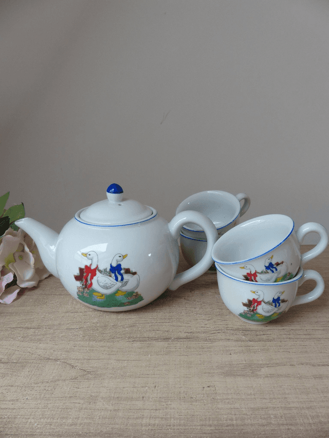 Ensemble théière et quatre tasses décor canards à écharpes colorées, Théière et tasses CTC  Design Atlanta USA en Faïence modèle canards